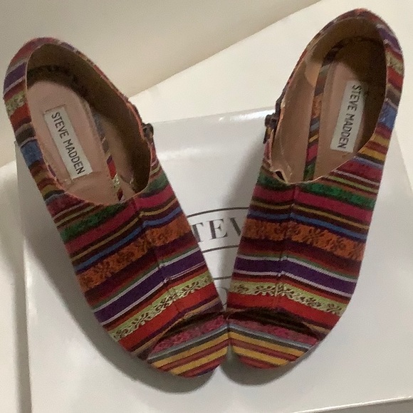 Steve Madden Fiesta Stripe Serape Peep Toe Platform Wedges - Picture 2 of 9